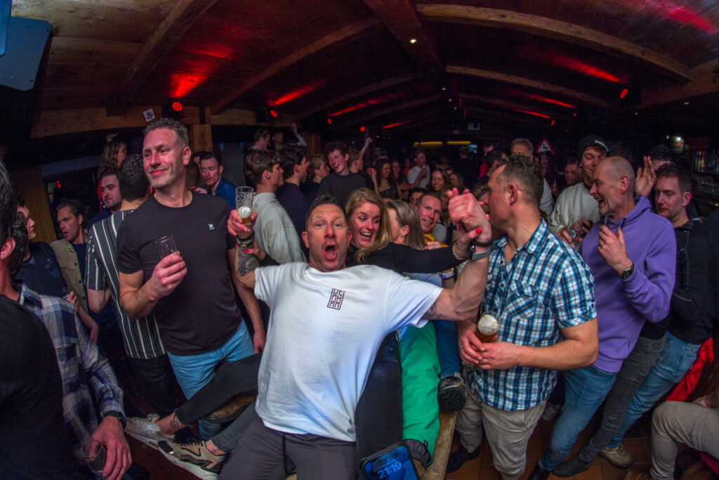 Feestvierende mensen bij de Gerry's Inn