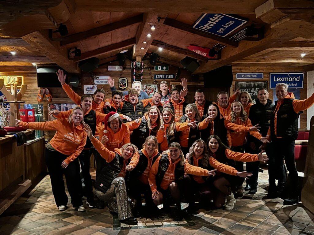 Een groepsfoto van het personeel van Gerry's Inn