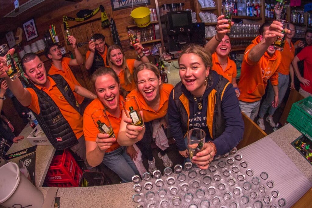 Proosten met gerry's inn personeel