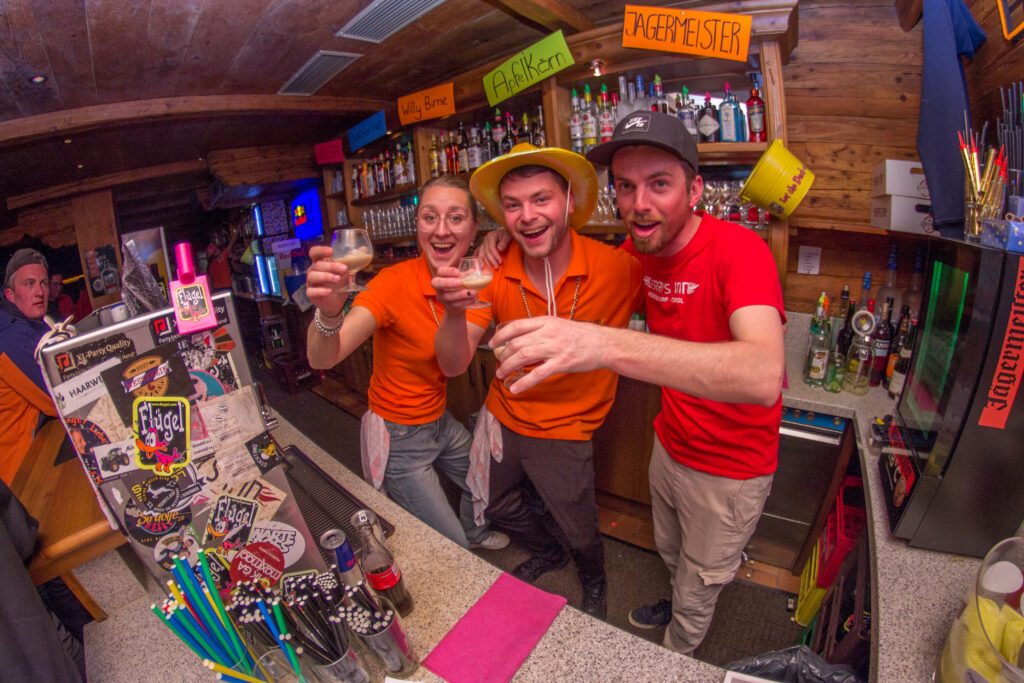 Barpersoneel nemen samen een shotje