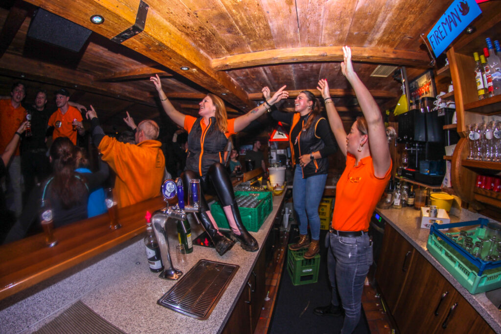 Personeel is aan het feest vieren