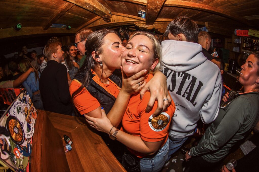 Personeelslid geeft kus op de wang