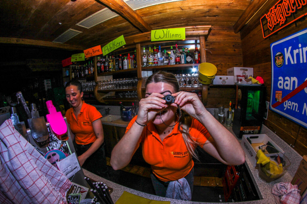 Barpersoneel met een mini camera om foto's te maken